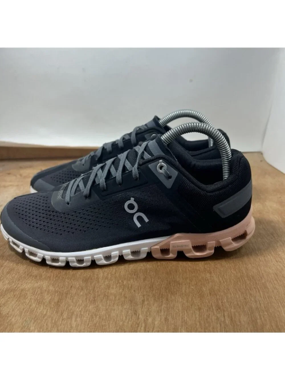 On Cloudflow Women Size 8 Black Grey Athletic Running Shoes Sneakers 35.99234